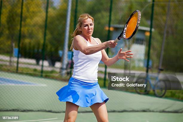 Jogador De Tênis Feminino No Court - Fotografias de stock e mais imagens de Ténis - Desporto com Raqueta - Ténis - Desporto com Raqueta, Brincar, Mulheres