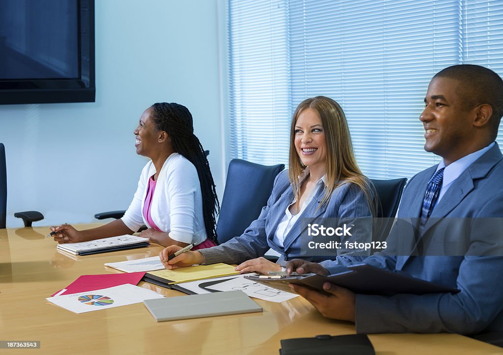 Business: Professionisti di condividere i dati durante l'incontro. - Foto stock royalty-free di Abbigliamento da lavoro