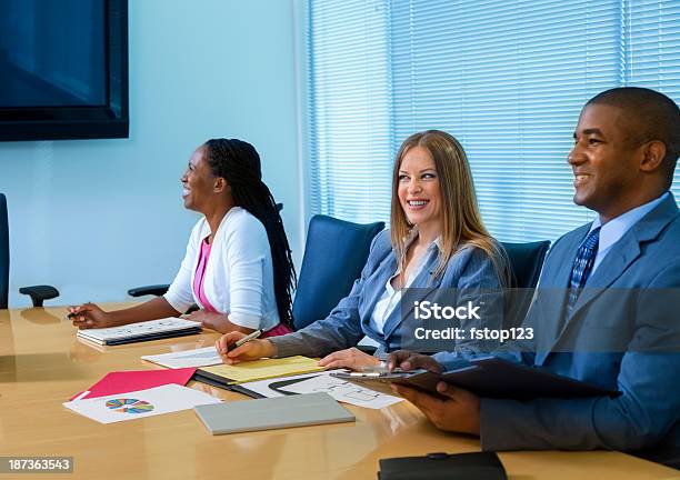 Business Professionisti Di Condividere I Dati Durante Lincontro - Fotografie stock e altre immagini di Abbigliamento da lavoro