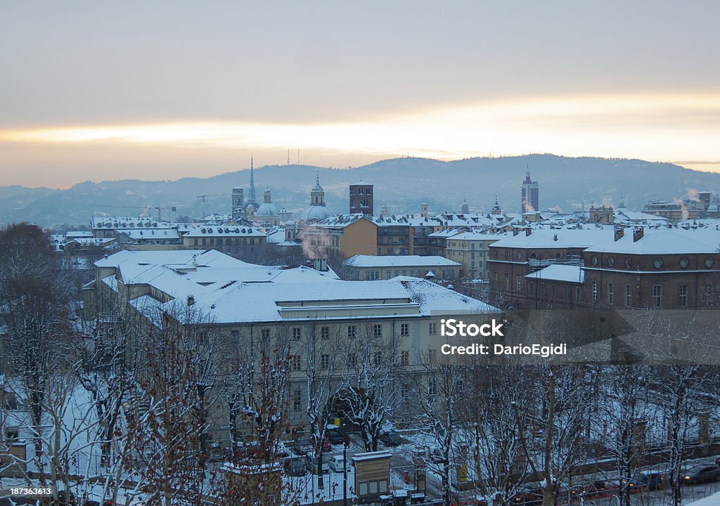 La neve sui tetti di Torino Italia - Foto stock royalty-free di Ambientazione esterna