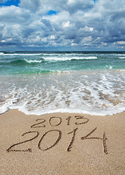 szczęśliwego nowego roku 2014 zmyć 2013 na morze plaża - 2013 beach sand new years day zdjęcia i obrazy z banku zdjęć