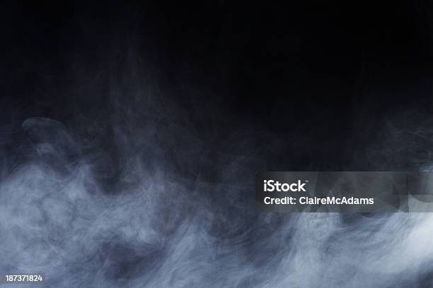 抽象優美な煙ライジングからの接地 - 黒背景のストックフォトや画像を多数ご用意 - 黒背景, 煙, かすみ
