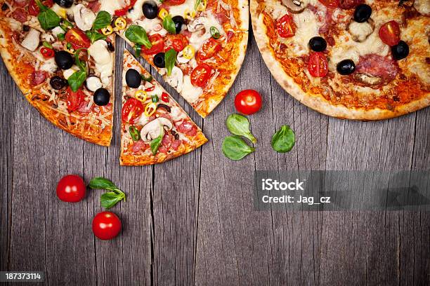 Pizza Italiana Foto de stock y más banco de imágenes de Al horno - Al horno, Albahaca, Alimento