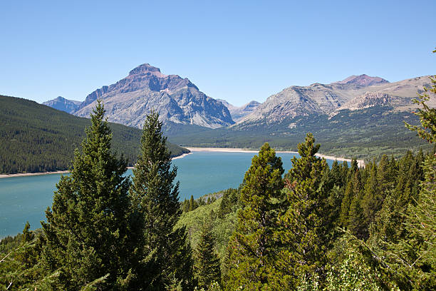 Lago nas Montanhas rochosas de Alberta, Canadá - foto de acervo