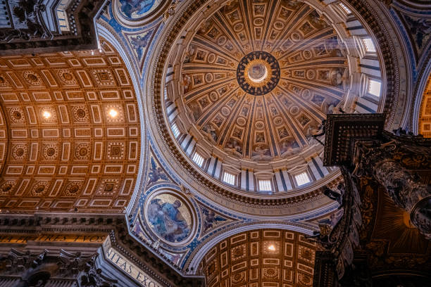 widok z góry na sufit bazyliki św. piotra. złoty wzór - st peters basilica indoors vatican rome zdjęcia i obrazy z banku zdjęć