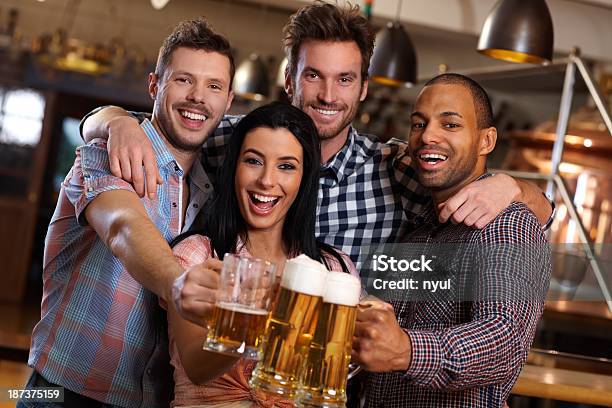 Gruppo Di Amici Felici Di Quel Fastidioso Tintinnio Di Birra Al Pub - Fotografie stock e altre immagini di 25-29 anni