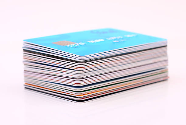 pile de cartes de crédit - credit card photography stack finance photos et images de collection