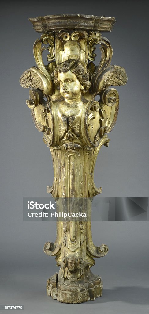 ル��イ 15 世 Giltwood Figural 彫刻を施した壁台 - 台座のロイヤリティフリーストックフォト