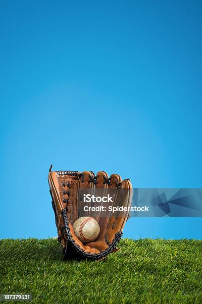 Basball Mit Foto de stock y más banco de imágenes de Artículos deportivos - Artículos deportivos, Atrapar, Béisbol