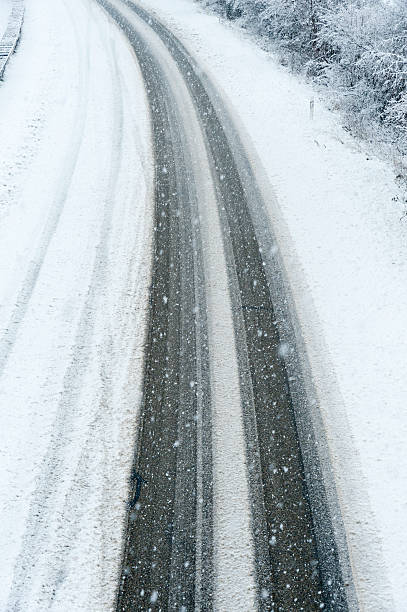 camino cubierto con hielo y nieve - fahrspur fotografías e imágenes de stock