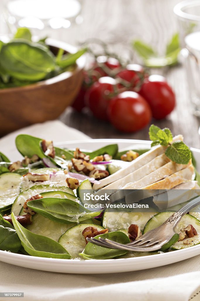 Espinaca, zucchini y ensalada de pollo - Foto de stock de Alimento libre de derechos