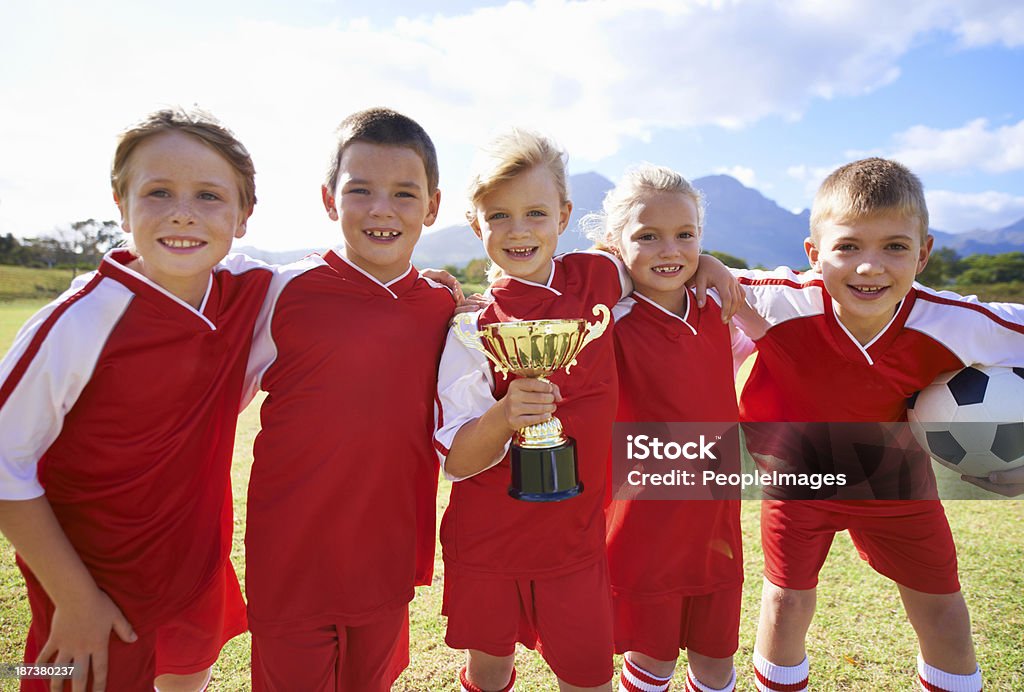 Принимая дома свой приз - Стоковые фото Kids' Soccer роялти-фри
