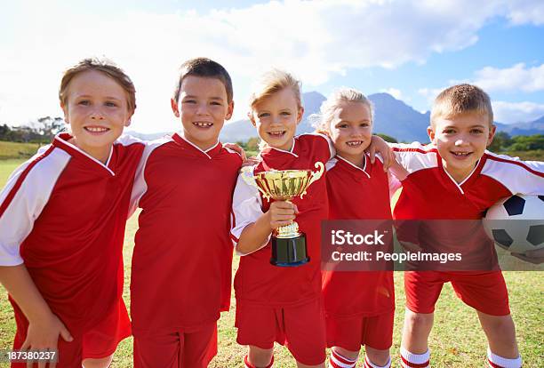 Принимая Дома Свой Приз — стоковые фотографии и другие картинки Kids' Soccer - Kids' Soccer, Атлет, Близость