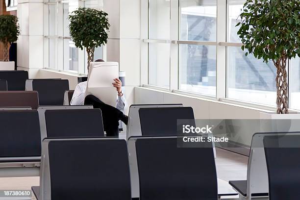 Mann Lesen Zeitung Am Flughafenlounge Stockfoto und mehr Bilder von Abflugbereich - Abflugbereich, Abschied, Abwarten