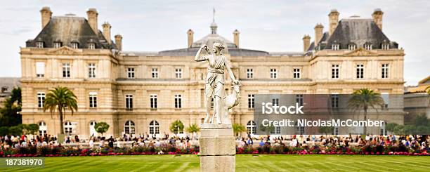 Jardin Du Luxembourg Estatua De Diana Panorama Foto de stock y más banco de imágenes de Jardín de Luxemburgo - Jardín de Luxemburgo, París, Senado