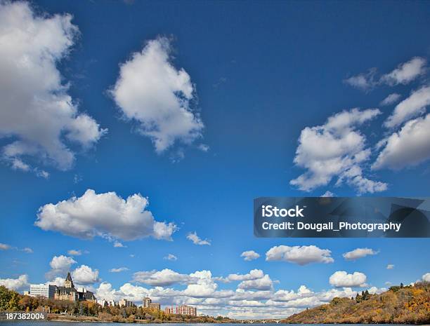 Saskatoon In Den Herbst Mit Dramatischen Wolkengebilde Stockfoto und mehr Bilder von Fluss South Saskatchewan