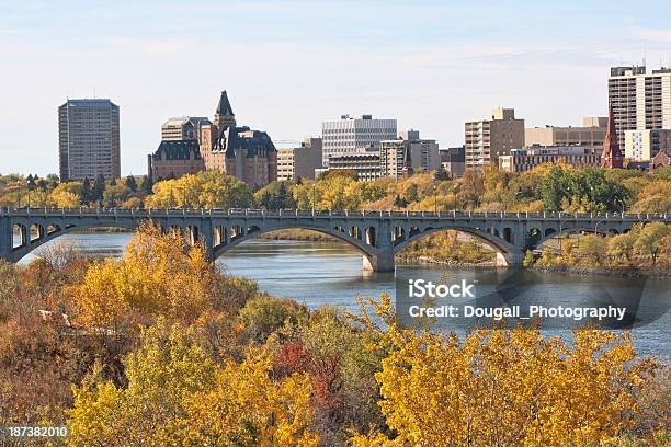 Photo libre de droit de Couleurs De Lautomne Et La Ville De Saskatoon banque d'images et plus d'images libres de droit de Saskatoon - Saskatoon, Pont, Horizon urbain