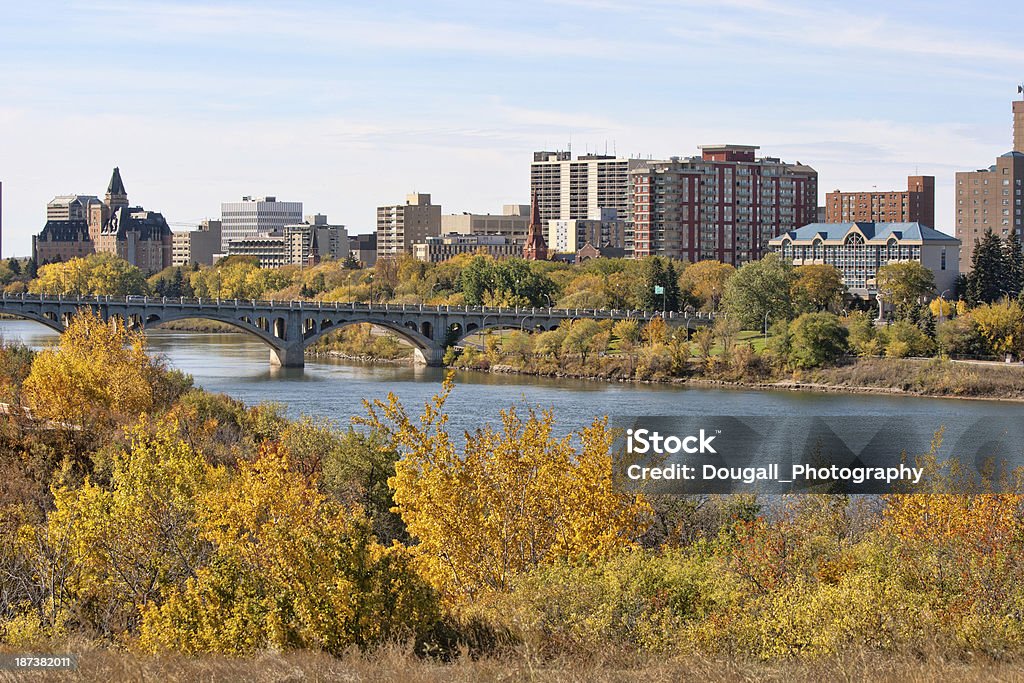 Colori autunnali e Skyline di Saskatoon - Foto stock royalty-free di Albergo