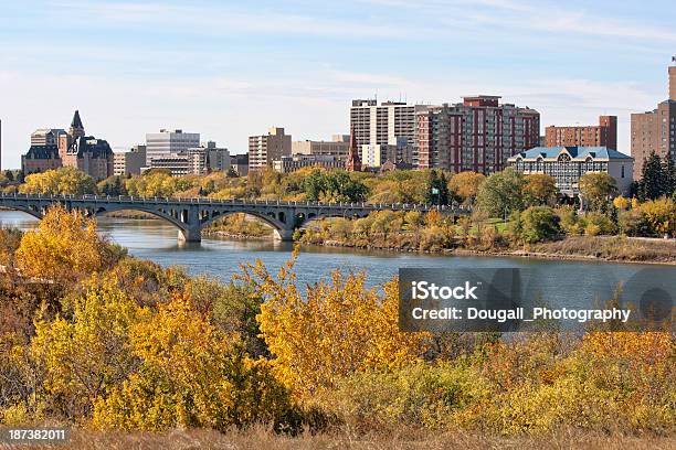 Осень Цвета И Саскатун Skyline — стоковые фотографии и другие картинки Без людей - Без людей, Берег реки, Большой город