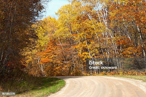 Foto de Country Road No Outono e mais fotos de stock de Arborizado - Arborizado, Beleza natural - Natureza, Bosque - Floresta