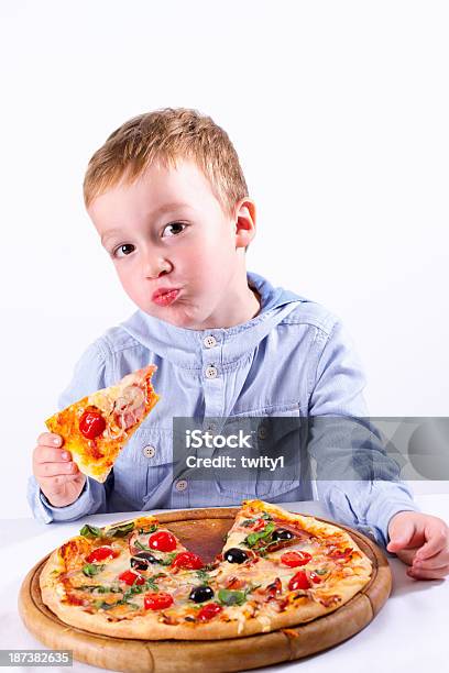 Little Boy With Pizza Foto de stock y más banco de imágenes de 4-5 años - 4-5 años, Alimento, Caja de pizza