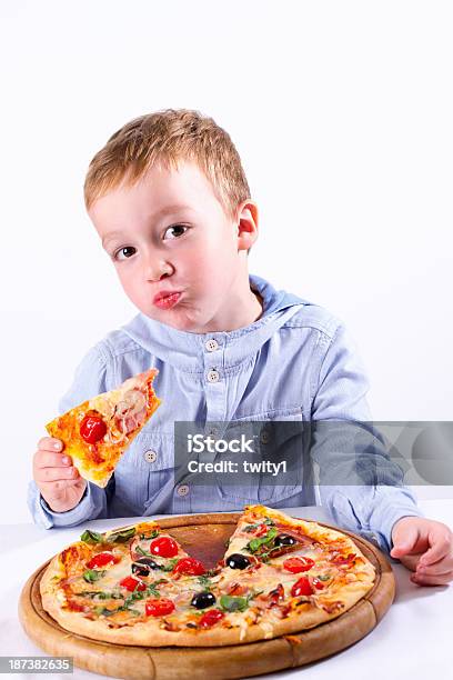 Ragazzino Con Pizza - Fotografie stock e altre immagini di 4-5 anni - 4-5 anni, Alimentazione non salutare, Bambini maschi