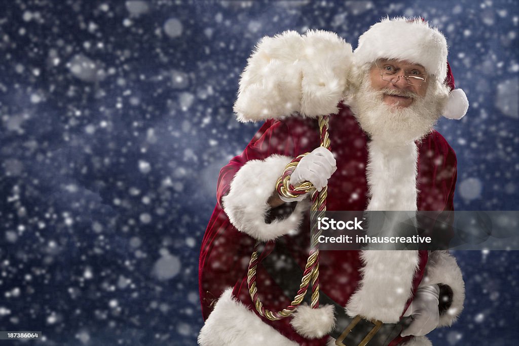 Fotos de época Real de Santa Claus caminar en la nieve storm - Foto de stock de Adulto libre de derechos