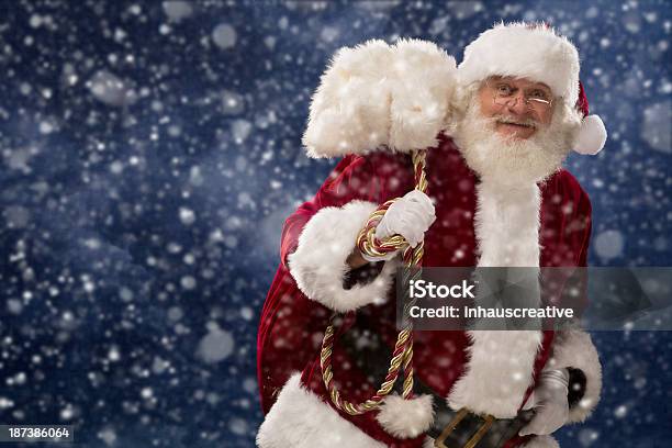 Fotos De Época Real De Santa Claus Caminar En La Nieve Storm Foto de stock y más banco de imágenes de Adulto