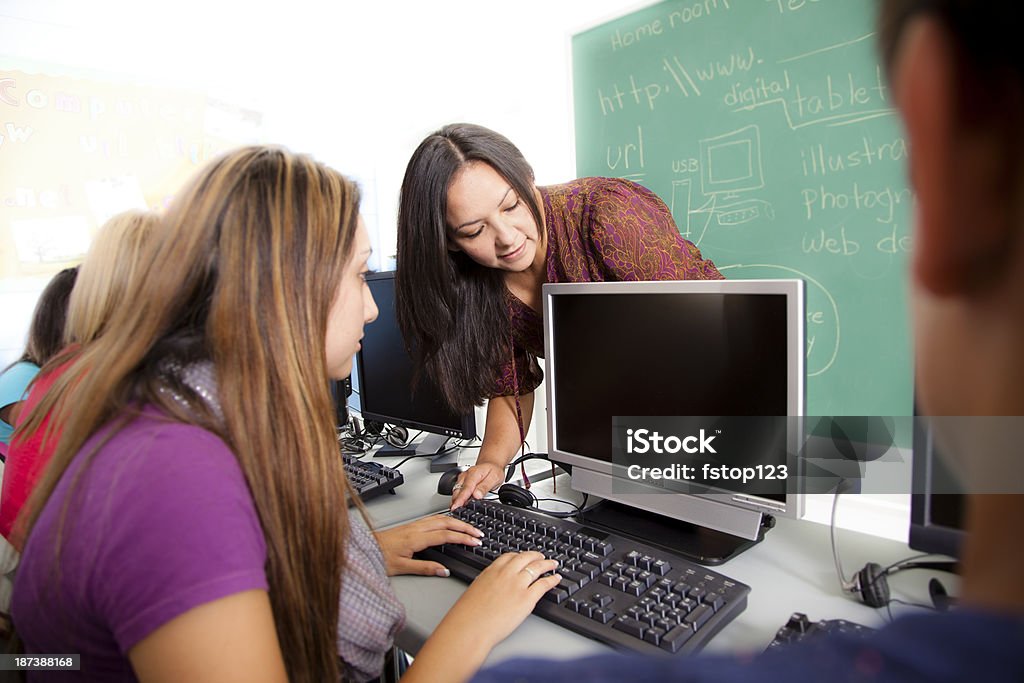 Образование: Школа студентов в компьютерный класс и инструктор. - Стоковые фото Классная комната роялти-фри
