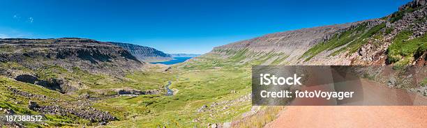 Каменистая Дорога В Фиорд Wilderness Полярного Круга Горы Панорама Исландия — стоковые фотографии и другие картинки High Country