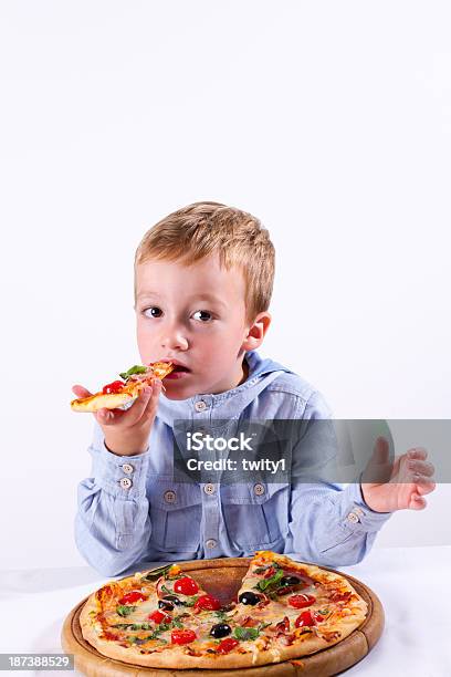 Foto de Menino Com Pizza e mais fotos de stock de 4-5 Anos - 4-5 Anos, Alimentação Não-saudável, Caixa de Pizza