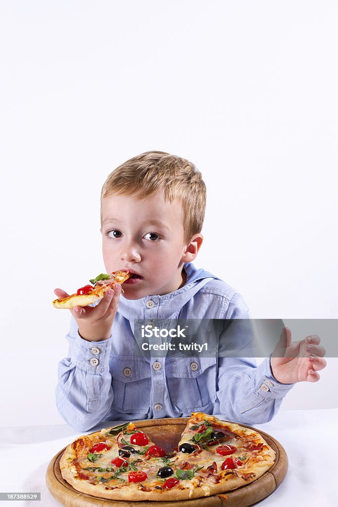 Маленький мальчик с пицца - Стоковые фото 4-5 лет роялти-фри