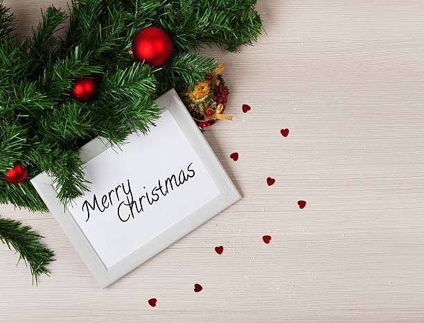 weihnachts-grußkarte mit dekoration - marko skrbic stock-fotos und bilder