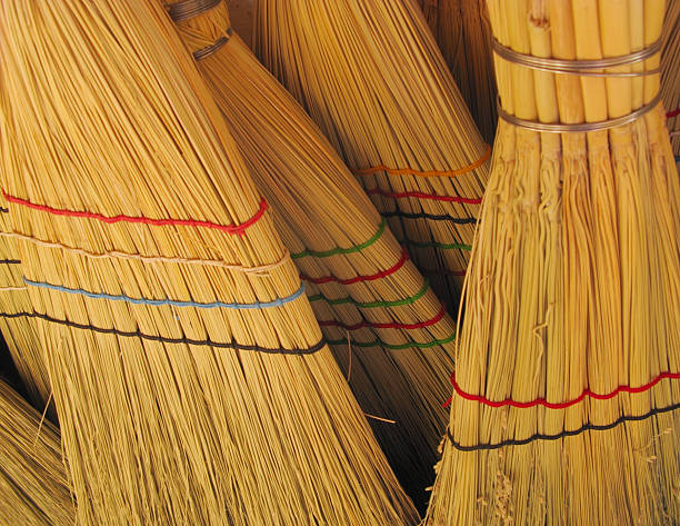 brooms сорго broomcorn - woven intertwined interlocked straw стоковые фото и изображения