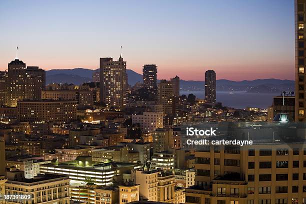 San Francisco Al Atardecer Foto de stock y más banco de imágenes de Aire libre - Aire libre, Anochecer, Arquitectura exterior