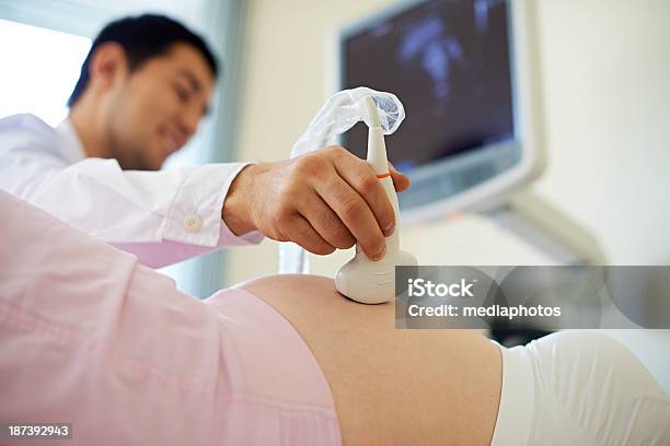 Prenatal Ultraschalluntersuchung Stockfoto und mehr Bilder von Maschinenteil - Ausrüstung und Geräte - Maschinenteil - Ausrüstung und Geräte, Ultraschall-Untersuchung, Allgemeinarztpraxis