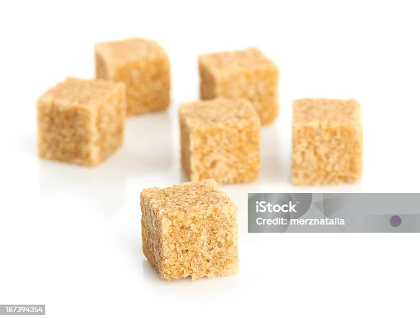Canademarrom Açúcar Em Cubos Isolado Em Fundo Branco - Fotografias de stock e mais imagens de Açúcar Mascavado