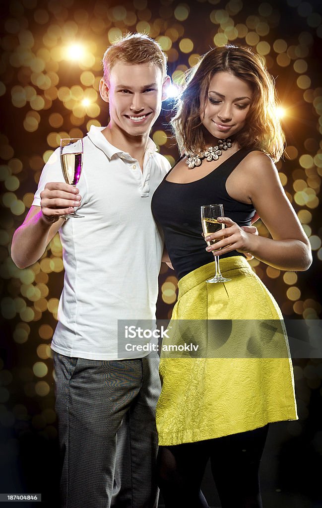 Joven atractiva pareja con copas de champán espumante - Foto de stock de Acontecimiento libre de derechos