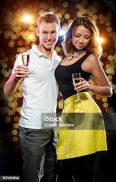 젊은 매력적인 커플입니다 스파클링 샴페인 금색에 대한 스톡 사진 및 기타 이미지 - 금색, 기념일, 남성