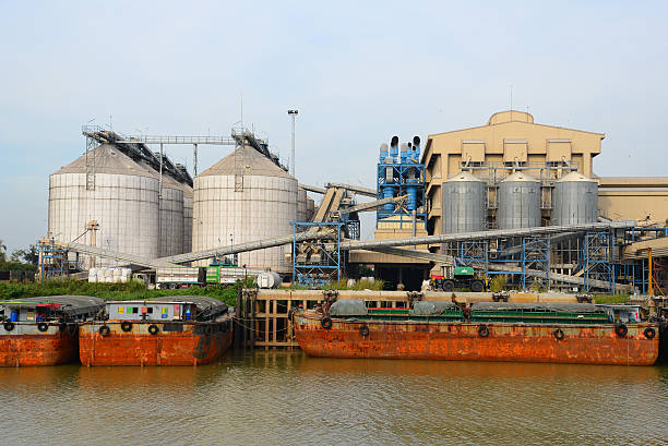 industriale raffineria fabbrica - industry landscaped oil industry powder blue foto e immagini stock