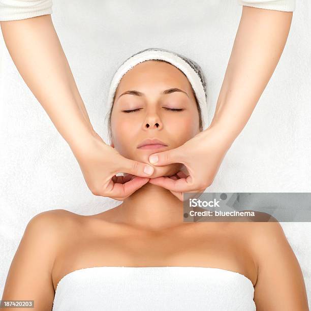 Massagem Facial - Fotografias de stock e mais imagens de Massagem Facial - Massagem Facial, Massajar, Aiurveda