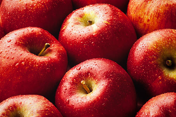 maçãs vermelhas - wet apple imagens e fotografias de stock