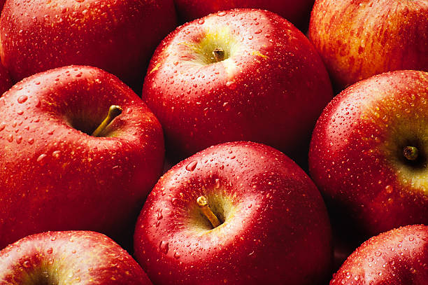 red яблоки - red delicious apple red gourmet apple стоковые фото и изображения