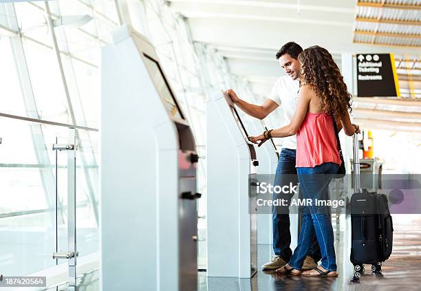 Heterosexuelles Paar Mit Schnellen Checkin Im Flughafen Stockfoto und mehr Bilder von Kiosk