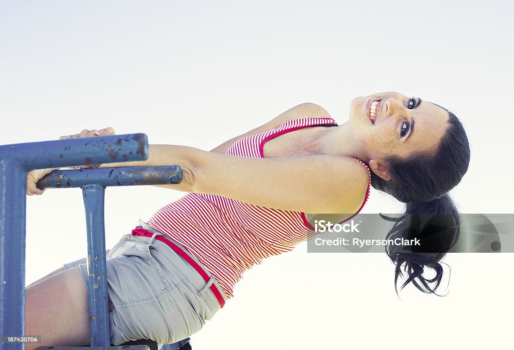 Jovem mulher em uma gangorra ou Totter erguem-se. - Foto de stock de Adulto royalty-free