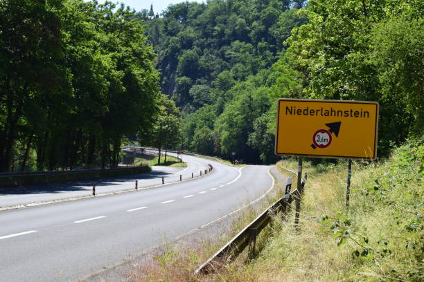 estrada rural com saída - niederlahnstein - fotografias e filmes do acervo