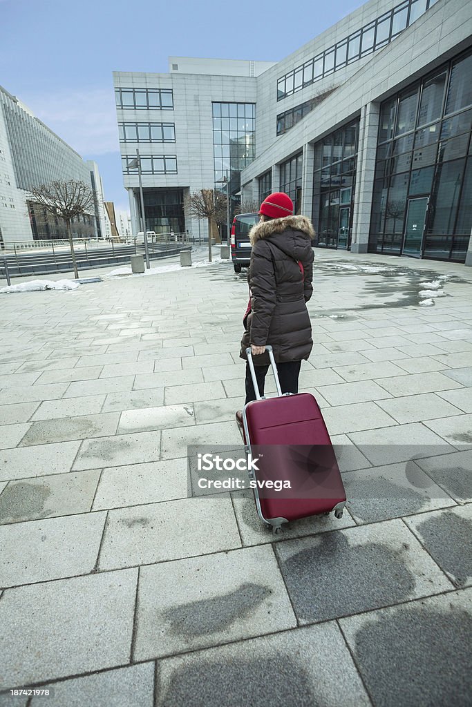 Plano aproximado de mulher com mala Andar - Royalty-free Adulto Foto de stock