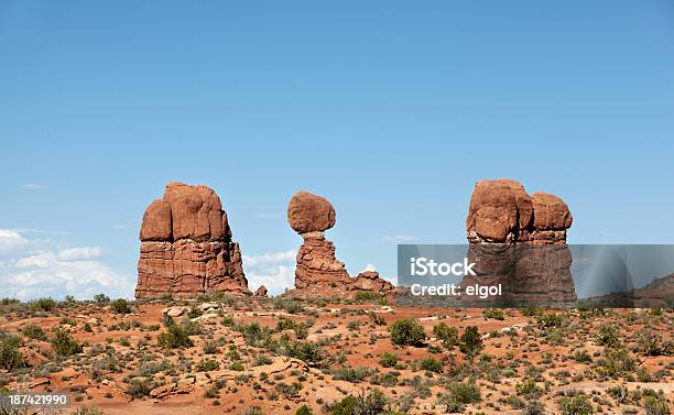 Parque Nacional De Arches Balanced Rock - Fotografias de stock e mais imagens de Alto - Descrição Física - Alto - Descrição Física, América do Norte, Ao Ar Livre