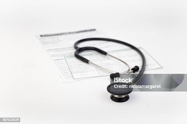 Stetoskop Z Rekordu Karty W Tle - zdjęcia stockowe i więcej obrazów Badania - Badania, Badanie lekarskie, Bez ludzi