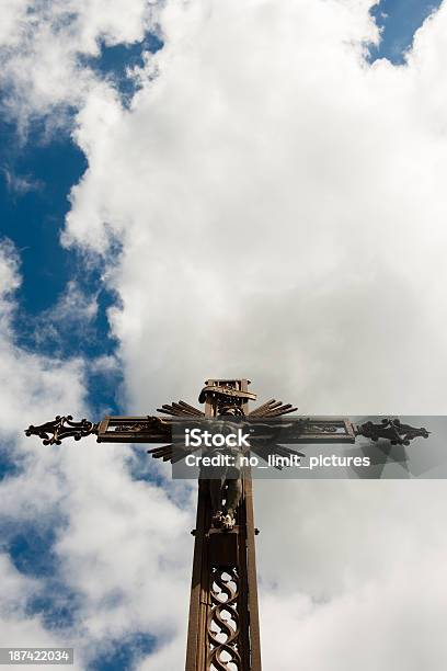 Crocifisso - Fotografie stock e altre immagini di Ambientazione esterna - Ambientazione esterna, Blu, Chiesa